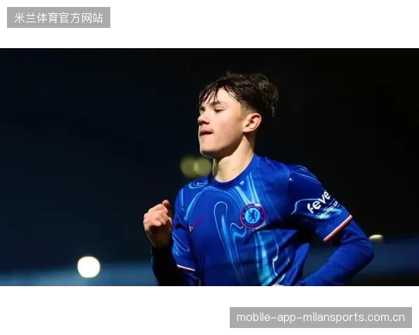 切尔西替补的新锐锋线连续冲击对方禁区，终收回报