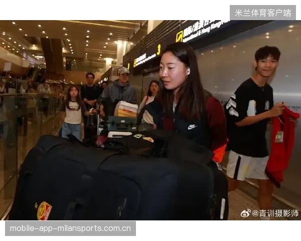 球迷机场迎接球队：那一刻的震撼与感动